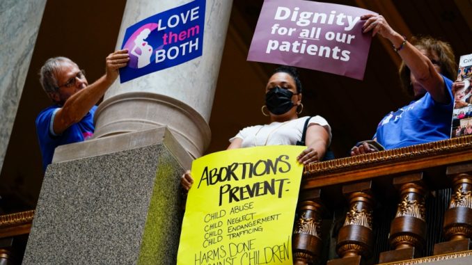 Judge temporarily blocks Wyoming abortion ban