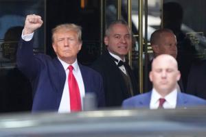 Donald Trump arrives at New York courthouse ahead of arraignment