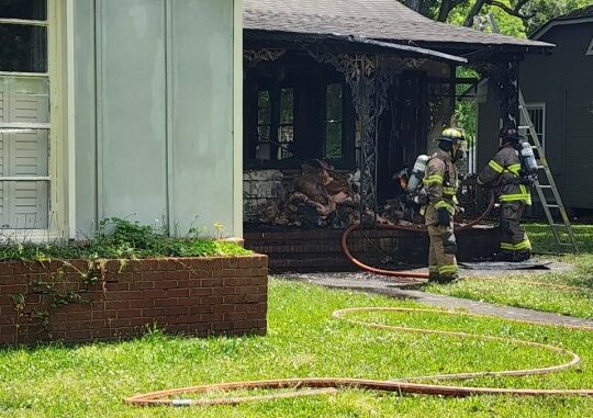 Firefighter hurt while responding to blaze in Baton Rouge’s mid-city area