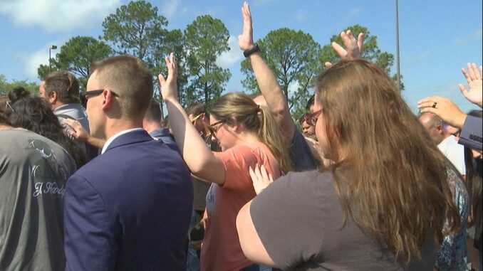 Denham Springs community comes together to pray for police officer in critical condition